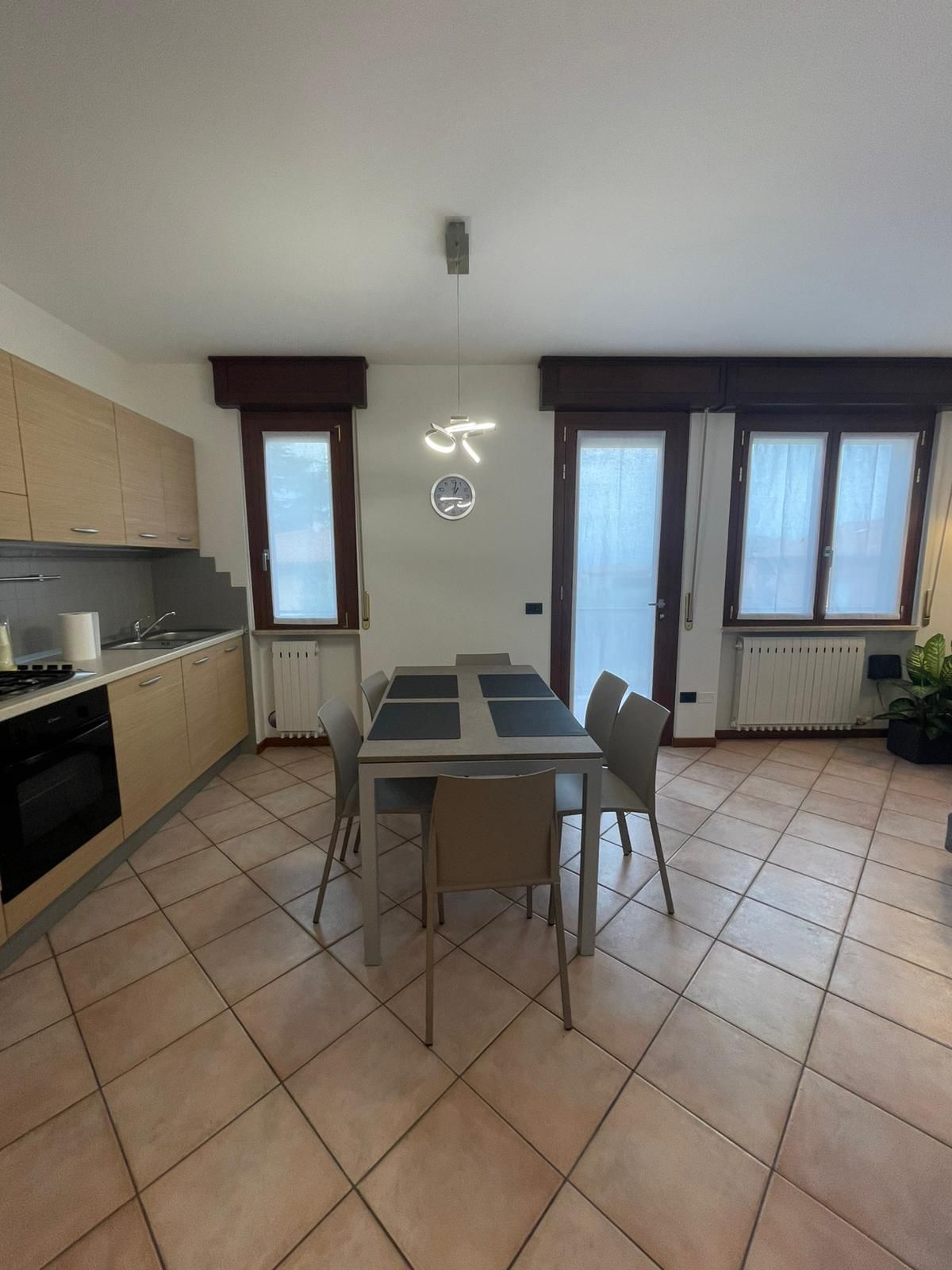 Zona pranzo di Hera 2 con tavolo e cucina